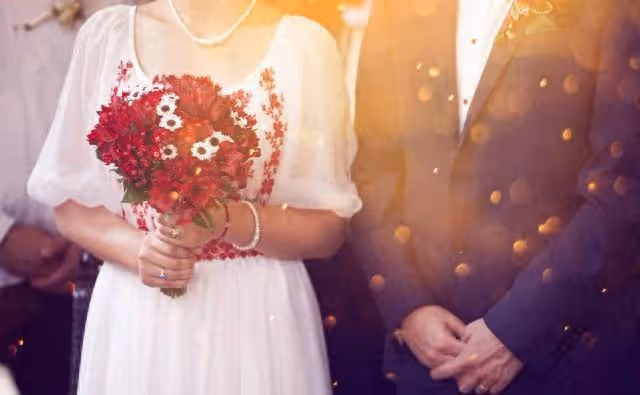 一女子新婚當天,被人認出做過小姐,客人:看著很眼熟