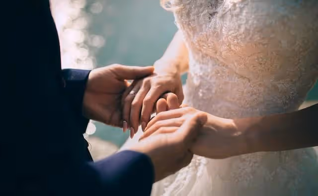 一女子新婚當天,被人認出做過小姐,客人:看著很眼熟
