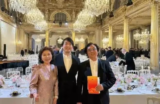 中法晚宴這一夜!鞏俐圍巾踩一路!蘇菲瑪索太美!郎朗帶父母