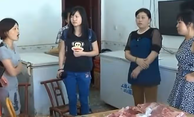 男子出軌年輕女子，氣得妻子當街暴打女子：我哪裡不如她