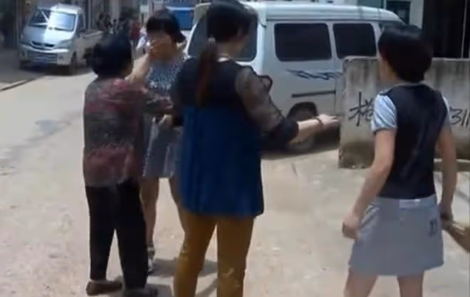 男子出軌年輕女子，氣得妻子當街暴打女子：我哪裡不如她