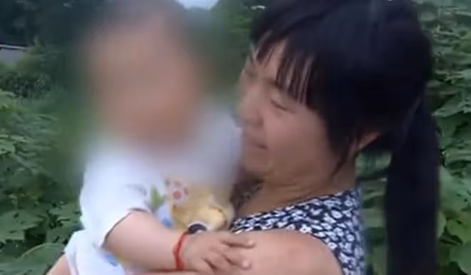 男子出軌年輕女子,氣得妻子當街暴打女子:我哪裡不如她