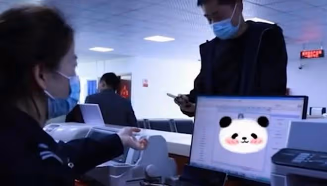小時候母親就去世記不得樣貌,男子在戶政找到母親相片,紅了眼眶
