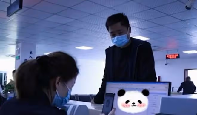 小時候母親就去世記不得樣貌,男子在戶政找到母親相片,紅了眼眶