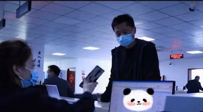 小時候母親就去世記不得樣貌,男子在戶政找到母親相片,紅了眼眶