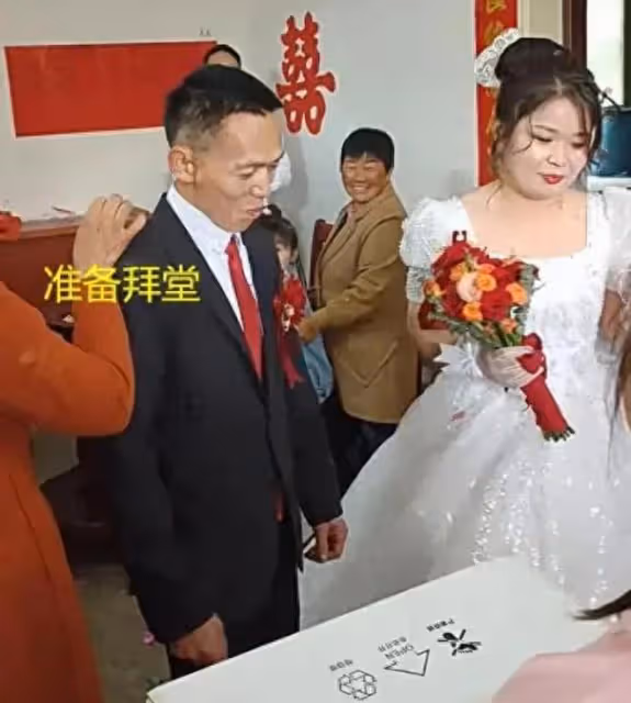 湖北一女子帶娃二婚，婚禮現場不配合還滿臉嫌棄，看新郎長相悟了