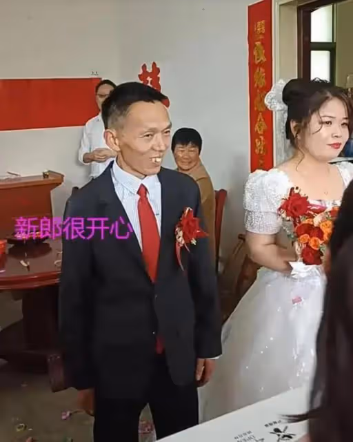湖北一女子帶娃二婚，婚禮現場不配合還滿臉嫌棄，看新郎長相悟了