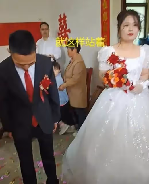 湖北一女子帶娃二婚，婚禮現場不配合還滿臉嫌棄，看新郎長相悟了
