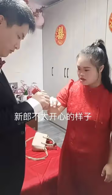 浙江一新娘因容貌特殊引爭議,新郎一臉不情願,親友:女方家有錢