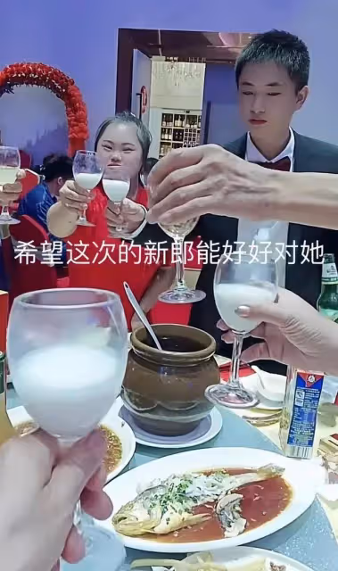浙江一新娘因容貌特殊引爭議,新郎一臉不情願,親友:女方家有錢