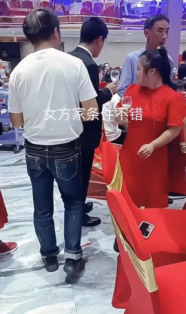 浙江一新娘因容貌特殊引爭議,新郎一臉不情願,親友:女方家有錢