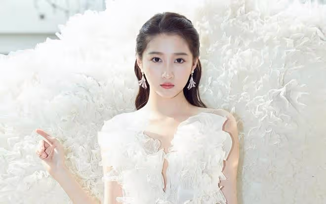 關曉彤8歲出演《家有兒女》,唐娜一角引關注,演藝之路早有預兆