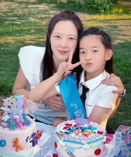 聶遠為女兒慶生曬全家福引關注,幸福家庭曝光,高顏值成焦點