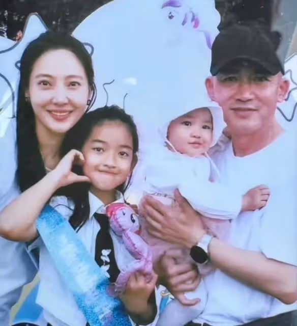 聶遠為女兒慶生曬全家福引關注,幸福家庭曝光,高顏值成焦點