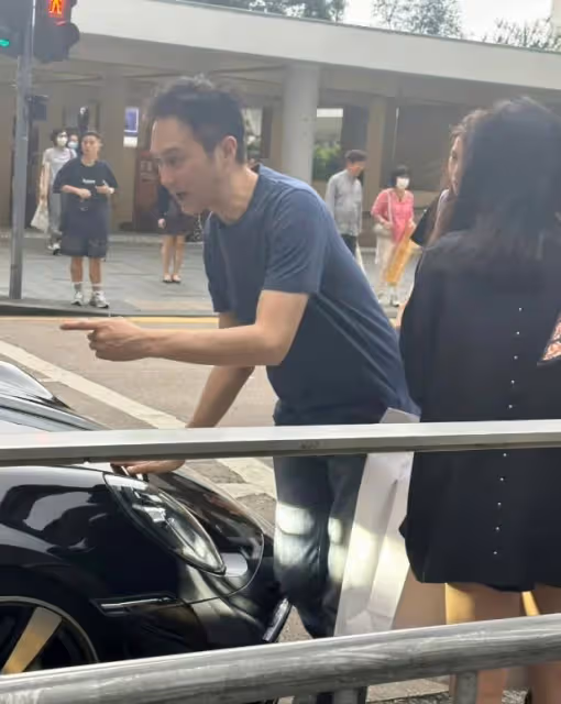 張智霖袁詠儀夫婦甜蜜出街,購物後駕跑車離去,恩愛如初