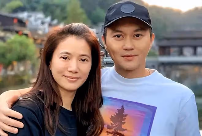 張智霖袁詠儀夫婦甜蜜出街,購物後駕跑車離去,恩愛如初