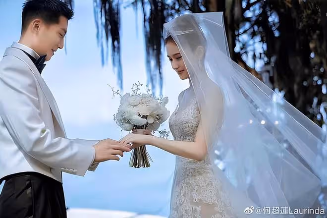 何超蓮慶祝33歲生日,與老公久違同框,竇驍摟著嬌妻高調秀恩愛