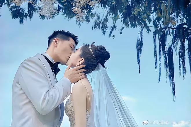 何超蓮慶祝33歲生日,與老公久違同框,竇驍摟著嬌妻高調秀恩愛
