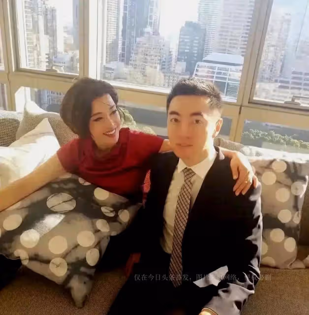 71歲劉曉慶豪宅里和小鮮肉相依偎,相差幾十歲,卻宛如同齡人,顏值令人吃驚