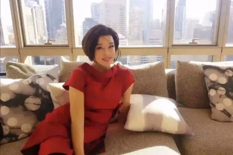71歲劉曉慶豪宅里和小鮮肉相依偎,相差幾十歲,卻宛如同齡人,顏值令人吃驚