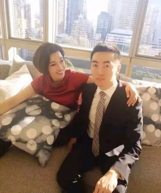 71歲劉曉慶豪宅里和小鮮肉相依偎,相差幾十歲,卻宛如同齡人,顏值令人吃驚