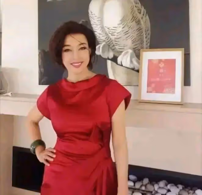 71歲劉曉慶豪宅里和小鮮肉相依偎,相差幾十歲,卻宛如同齡人,顏值令人吃驚