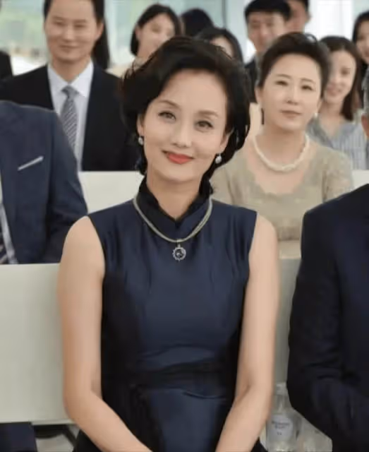 上海「闊太專業戶」李穎:色選靚麗,發不過胸,到老都優雅貴氣
