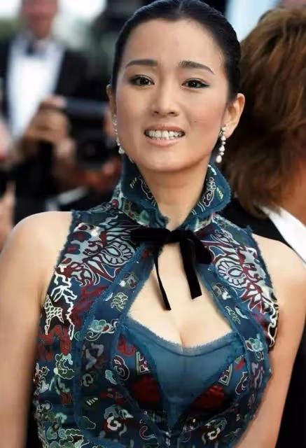 鞏俐又牛了!和75歲老公受邀出席法國國宴,一身黑白配又嫩又霸氣