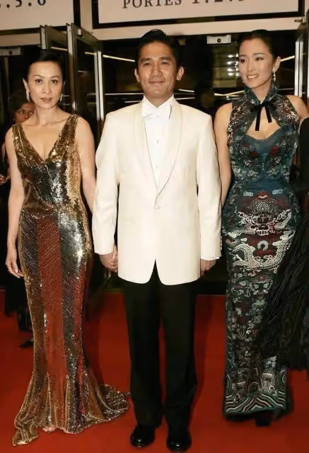 鞏俐又牛了!和75歲老公受邀出席法國國宴,一身黑白配又嫩又霸氣