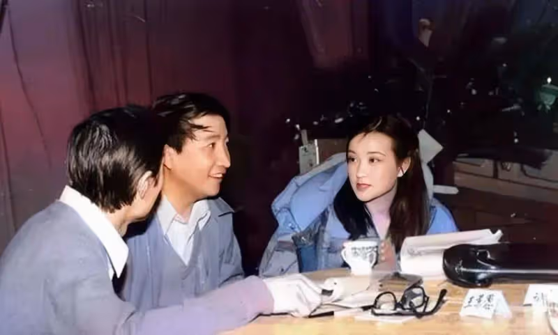 演員劉曉慶曬出1983年第一屆「央視春晚」舊照,這氣質簡直驚為天人!