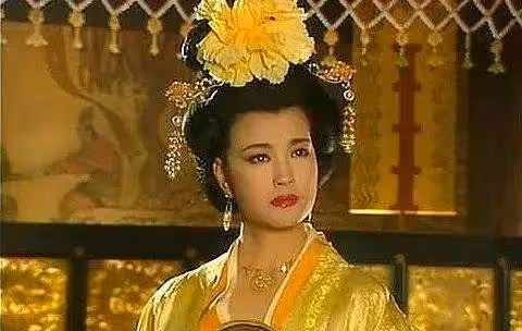 演員劉曉慶曬出1983年第一屆「央視春晚」舊照,這氣質簡直驚為天人!