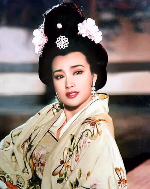 演員劉曉慶曬出1983年第一屆「央視春晚」舊照,這氣質簡直驚為天人!
