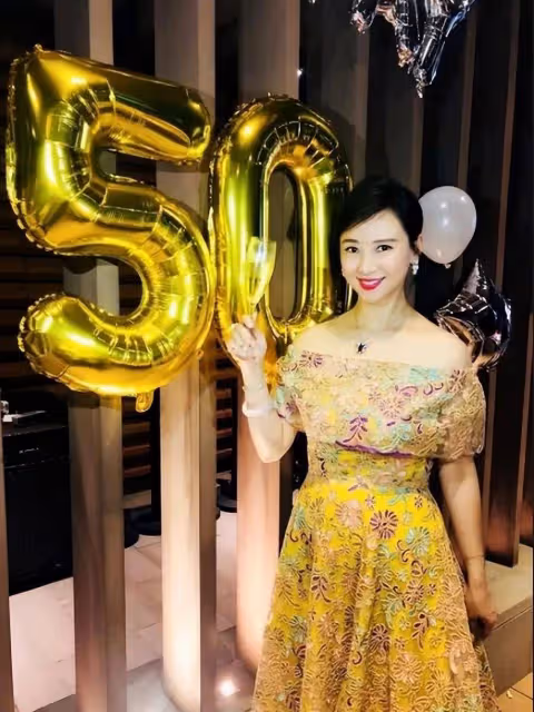 55歲翁虹穿衣真大膽,穿透視紗裙大秀凹凸感,轉身露出內搭真尷尬