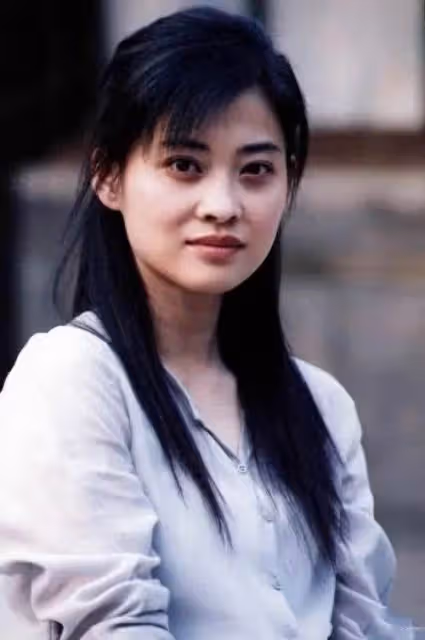 瘦下來的梅婷真美!穿香檳色連衣裙變「水蜜桃」 48歲年紀28歲身材