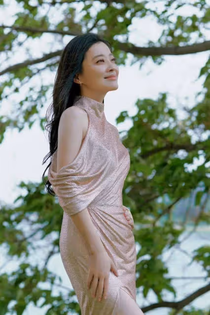瘦下來的梅婷真美!穿香檳色連衣裙變「水蜜桃」 48歲年紀28歲身材