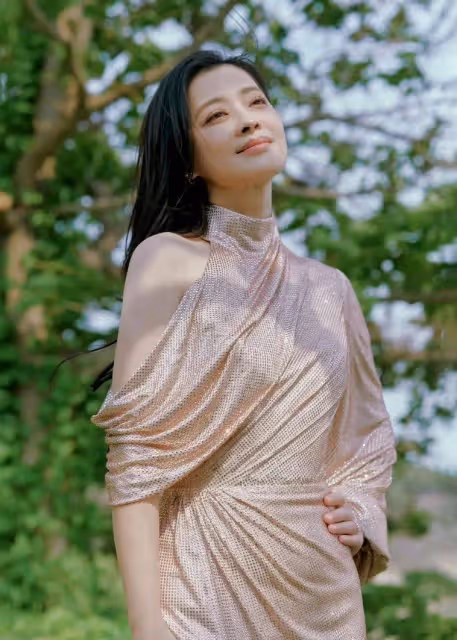瘦下來的梅婷真美!穿香檳色連衣裙變「水蜜桃」 48歲年紀28歲身材