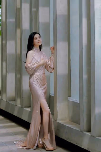 瘦下來的梅婷真美！穿香檳色連衣裙變「水蜜桃」 48歲年紀28歲身材