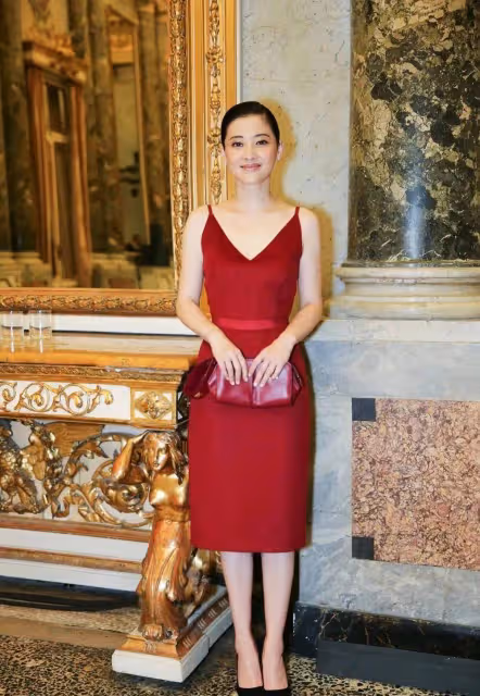 瘦下來的梅婷真美！穿香檳色連衣裙變「水蜜桃」 48歲年紀28歲身材