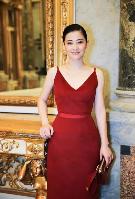 瘦下來的梅婷真美！穿香檳色連衣裙變「水蜜桃」 48歲年紀28歲身材