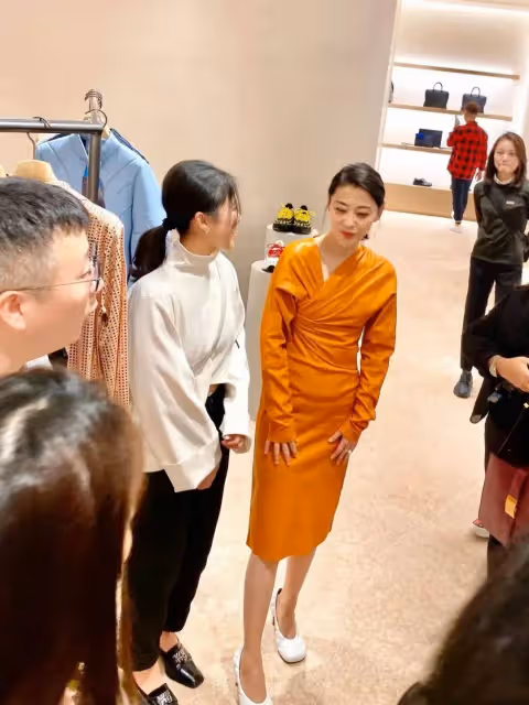 瘦下來的梅婷真美！穿香檳色連衣裙變「水蜜桃」 48歲年紀28歲身材