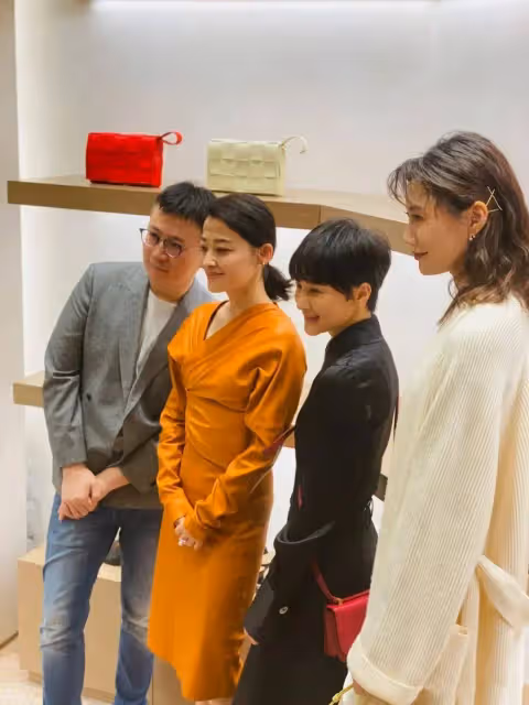 瘦下來的梅婷真美！穿香檳色連衣裙變「水蜜桃」 48歲年紀28歲身材
