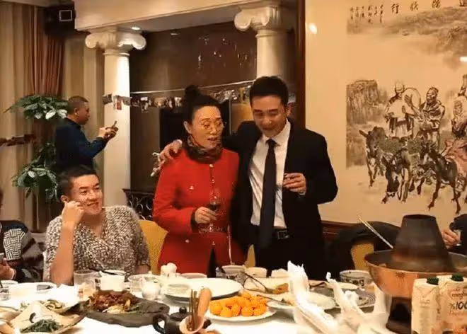 60歲吳瓊為女兒辦成人禮,與小15歲丈夫全程膩歪,夫妻同框穿著像母子