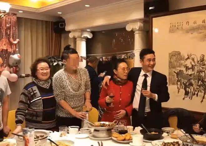60歲吳瓊為女兒辦成人禮,與小15歲丈夫全程膩歪,夫妻同框穿著像母子