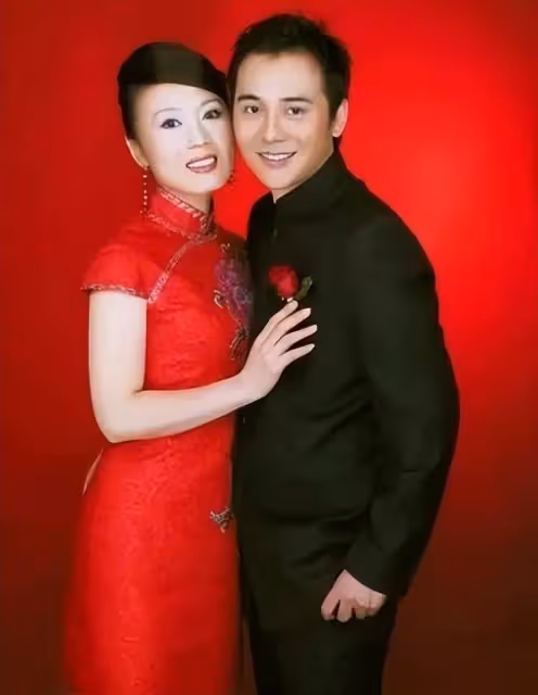 60歲吳瓊為女兒辦成人禮,與小15歲丈夫全程膩歪,夫妻同框穿著像母子