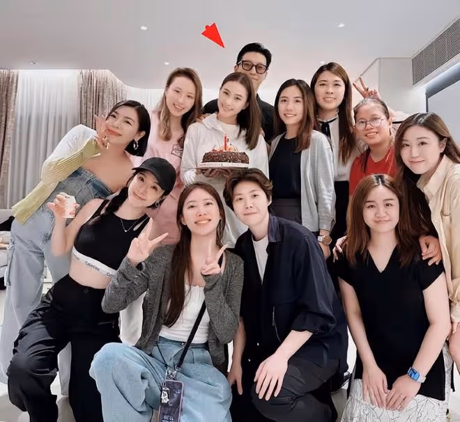 竇驍何超蓮慶祝33歲生日,雙手護在老婆肩上,合體打破婚變傳聞