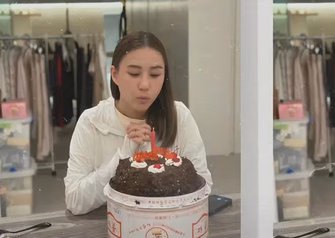 竇驍何超蓮慶祝33歲生日,雙手護在老婆肩上,合體打破婚變傳聞