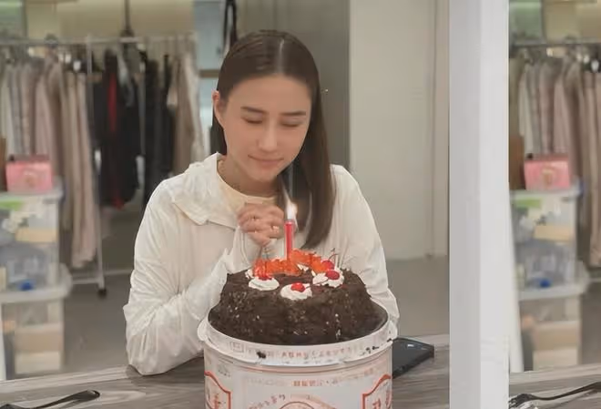竇驍何超蓮慶祝33歲生日,雙手護在老婆肩上,合體打破婚變傳聞