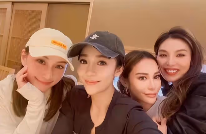 竇驍何超蓮慶祝33歲生日,雙手護在老婆肩上,合體打破婚變傳聞