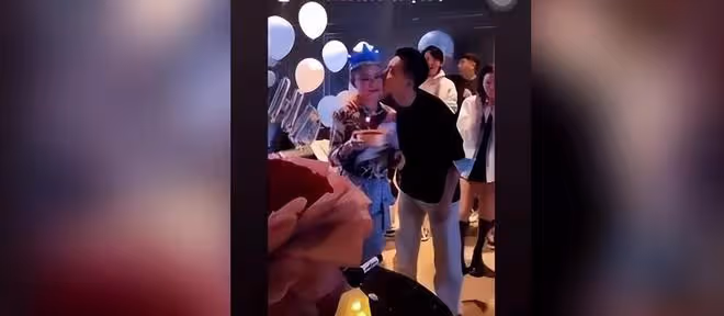 竇驍何超蓮慶祝33歲生日,雙手護在老婆肩上,合體打破婚變傳聞