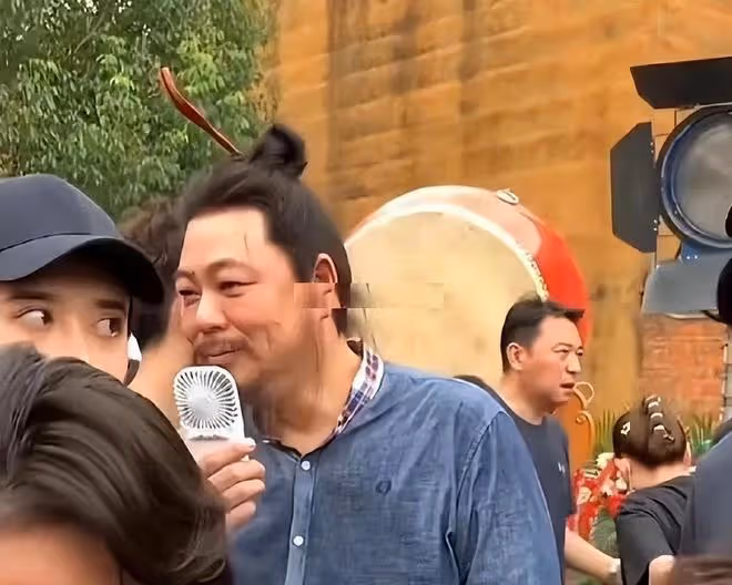 高亞麟徐梓鈞同框畫面曝光:兩人互動甜笑,徐梓鈞黑眼圈沒休息好